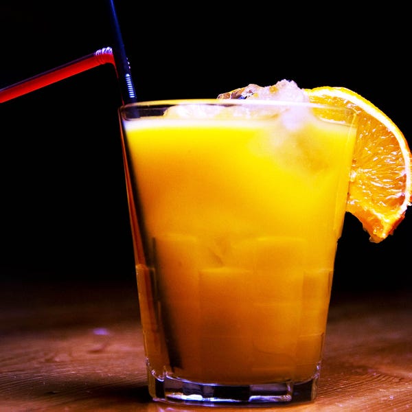 オレンジジュースとウォッカで作られるスクリュードライバーは、シンプルなクラシックです。